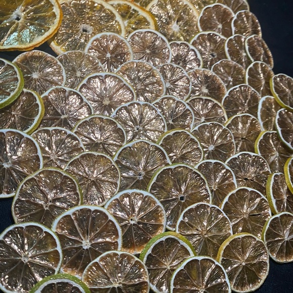 Gold Dusted Dehydrated Citrus Wheels - Picture 4 of 4